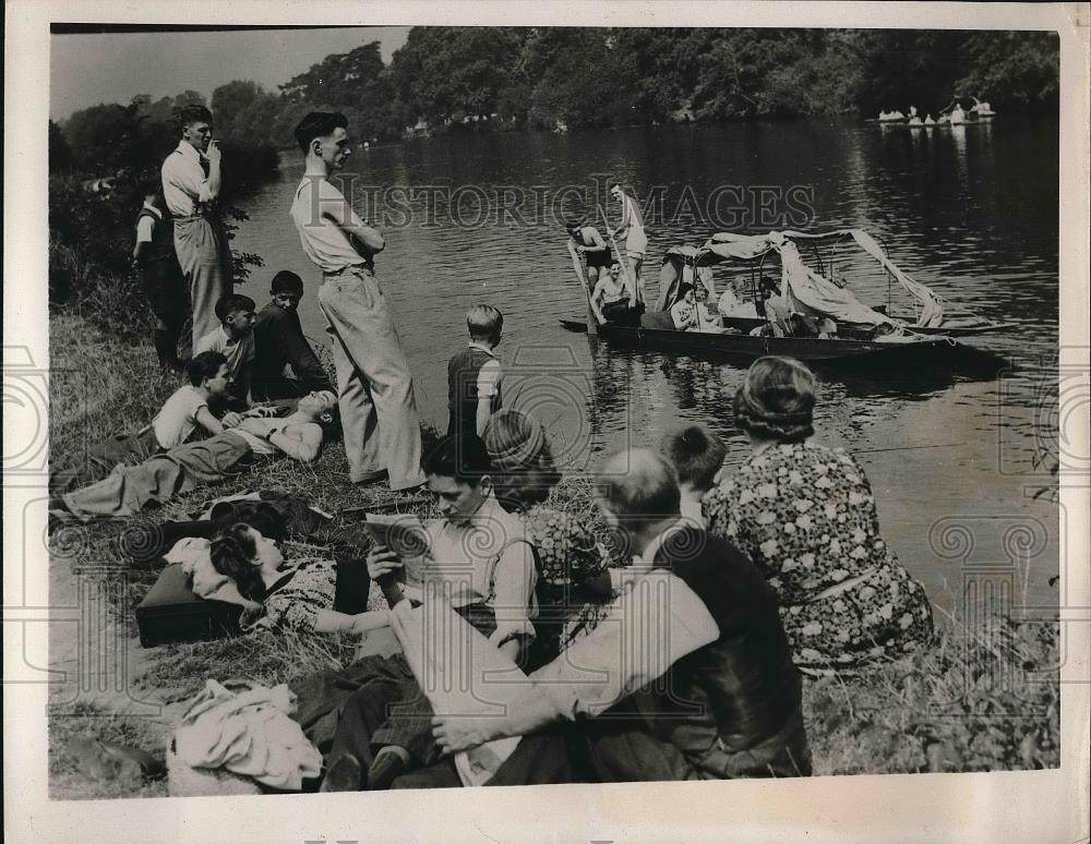 1940 Press Photo Thames At Bunnymede Vacationing Students On Beach - Historic Images