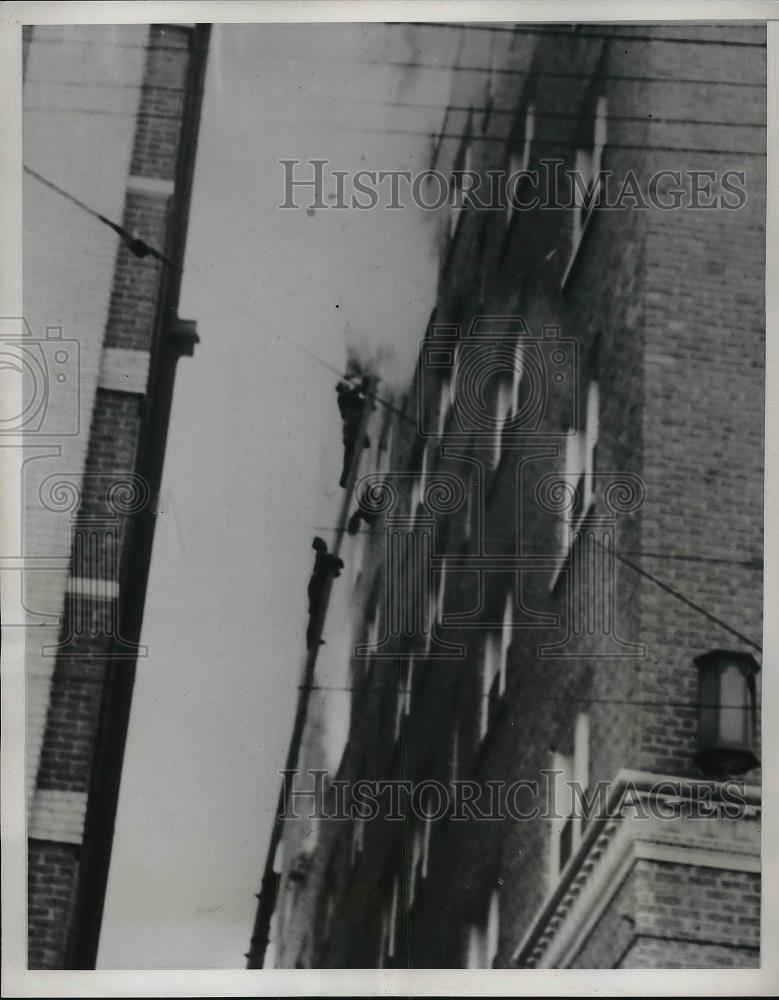 1939 Press Photo Woman being rescued by firemen in a Hotel in Kansas City. - Historic Images