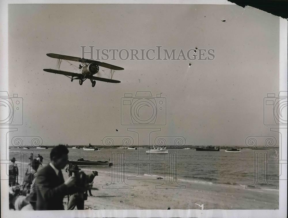1935 Press Photo Private Pleasure Aircraft Aid in Marine Maneuver in Long Island - Historic Images