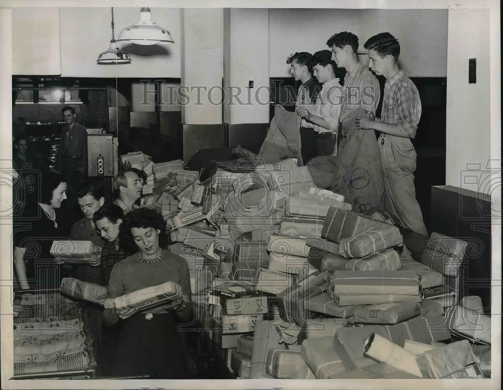 1943 Press Photo New York Post Office Employees sorting Christmas Packages. - Historic Images