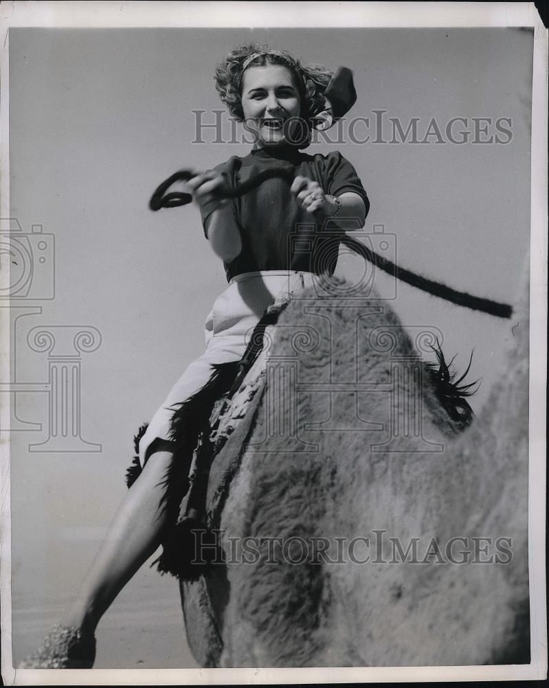 1951 Press Photo Violet Getting Into The Spirit Of Camel Back Riding - Historic Images