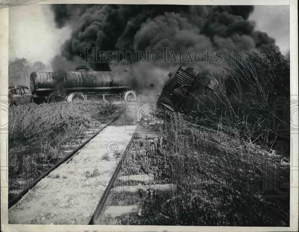 1938 Press Photo Blazing Wreckage as Oil Truck and Train Crash in Los Alamos - Historic Images