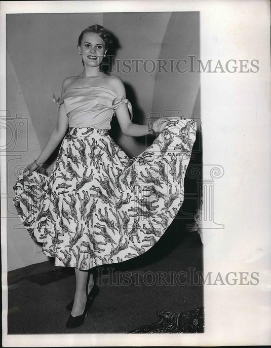 1950 Press Photo Mrs.Doanld Richards, Lady democrat modeled a imprinted skirt. - Historic Images