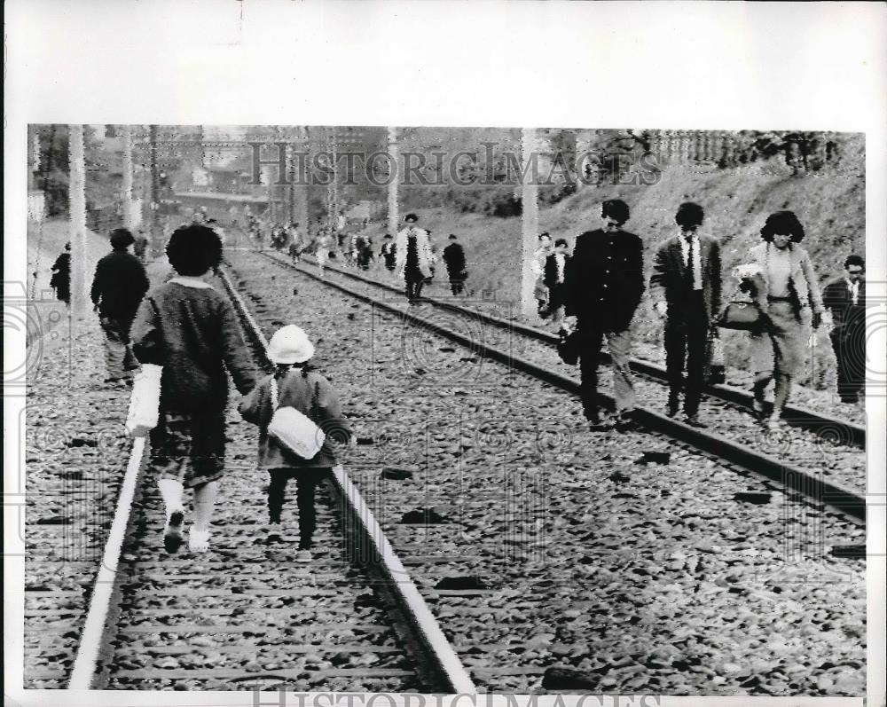 1965 Press Photo Japanese Civilians railroad tracks Tokyo - neb04337 - Historic Images