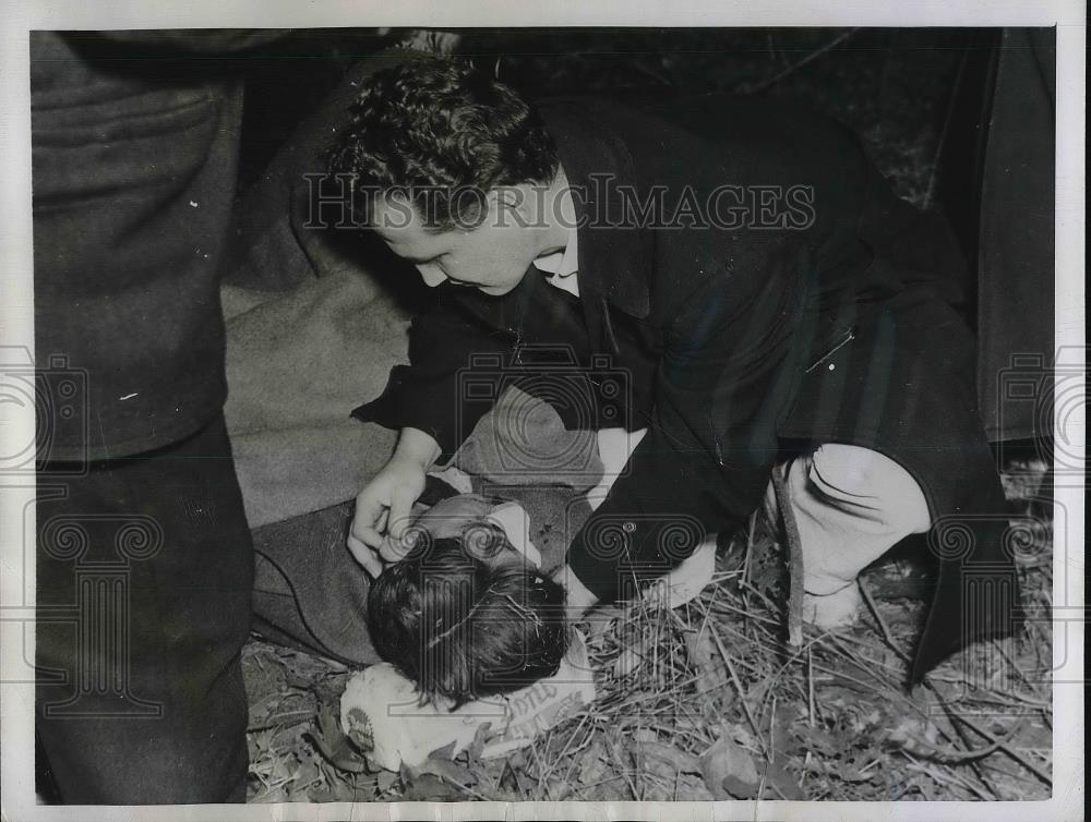 1947 Press Photo Percy Demott Driver hurt as car overturns Dr. Johnston - Historic Images