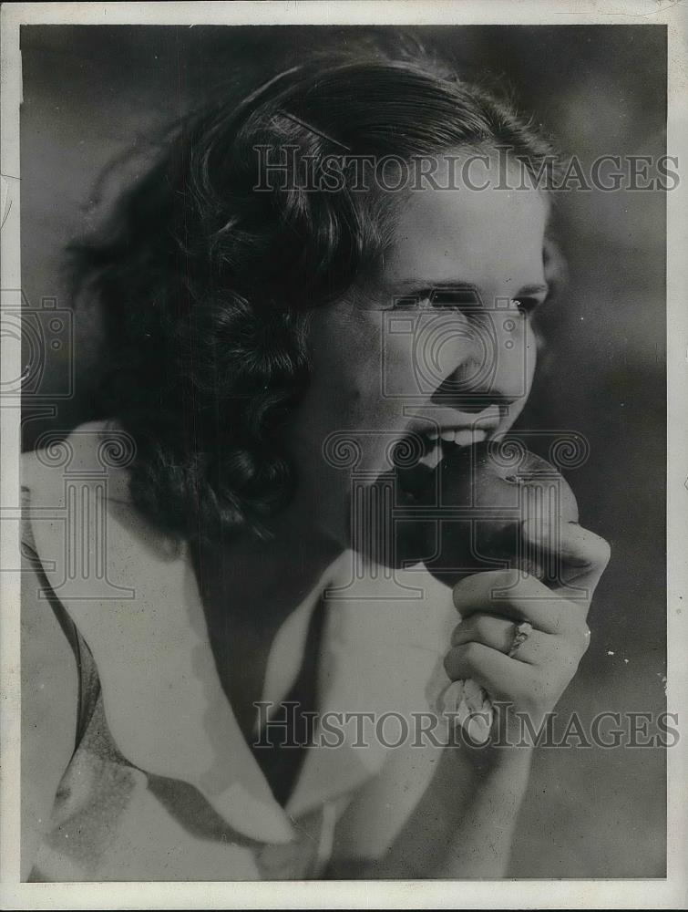 1931 Press Photo Jessi Robison eating an apple - Historic Images