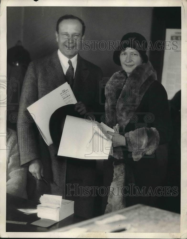 1930 Press Photo Mr &amp; Mrs Sen Robert Buckley casting their votes in Ohio - Historic Images