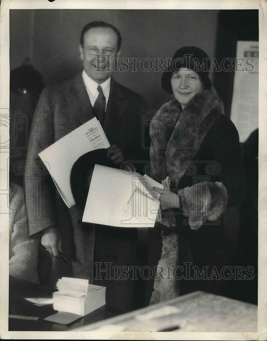 1930 Press Photo Mr & Mrs Sen Robert Buckley casting their votes in Ohio - Historic Images