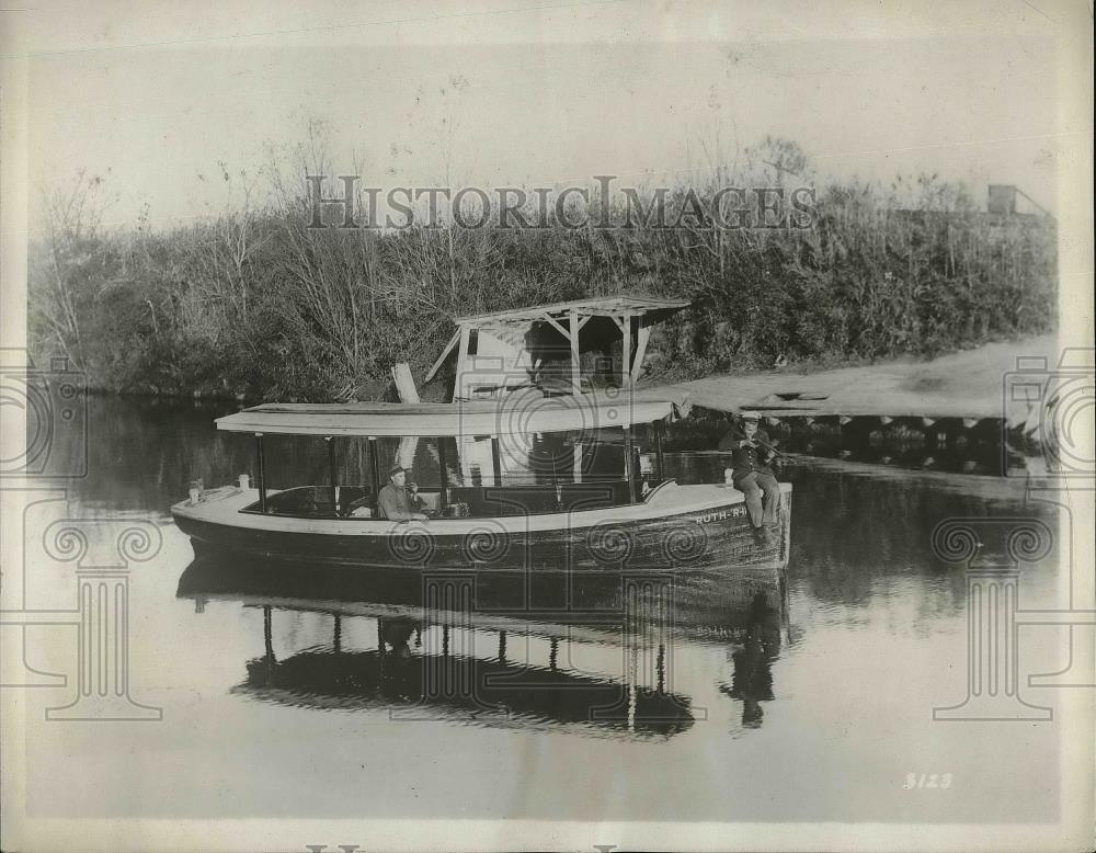 1929 Press Photo Norfolk, N.C. Gene Barnes on his motorboat fishing - Historic Images