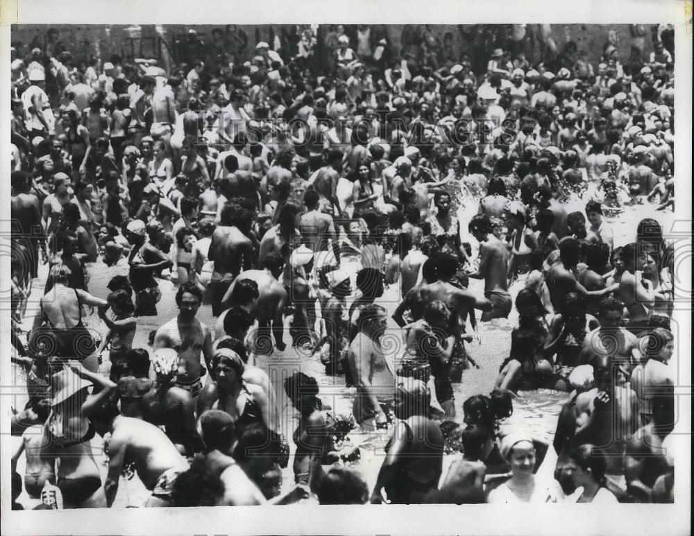1973 Press Photo A party in Rio De Janerio. - Historic Images