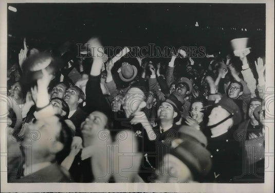 1939 Press Photo Crown in Piazza Venzia cheering for Premier Mussolini - Historic Images