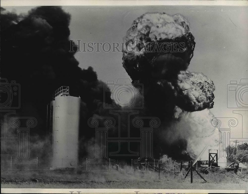 1938 Press Photo Smoke Rises From Fire At Shell Distribution Plant In Palm City - Historic Images