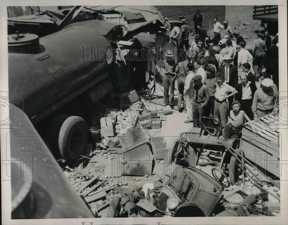 1936 Press Photo View Of Crowd At Truck Crash In Glendale California - Historic Images