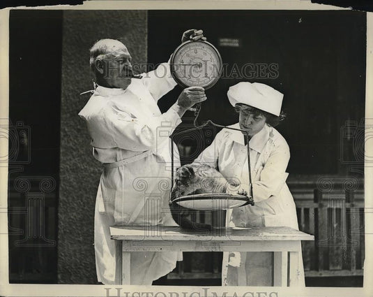 1923 Press Photo Doctor & Nurse with Baby Lion - Historic Images