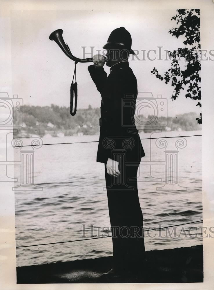 1938 Press Photo A Lucern policeman wearing helmet similar to a London policeman - Historic Images