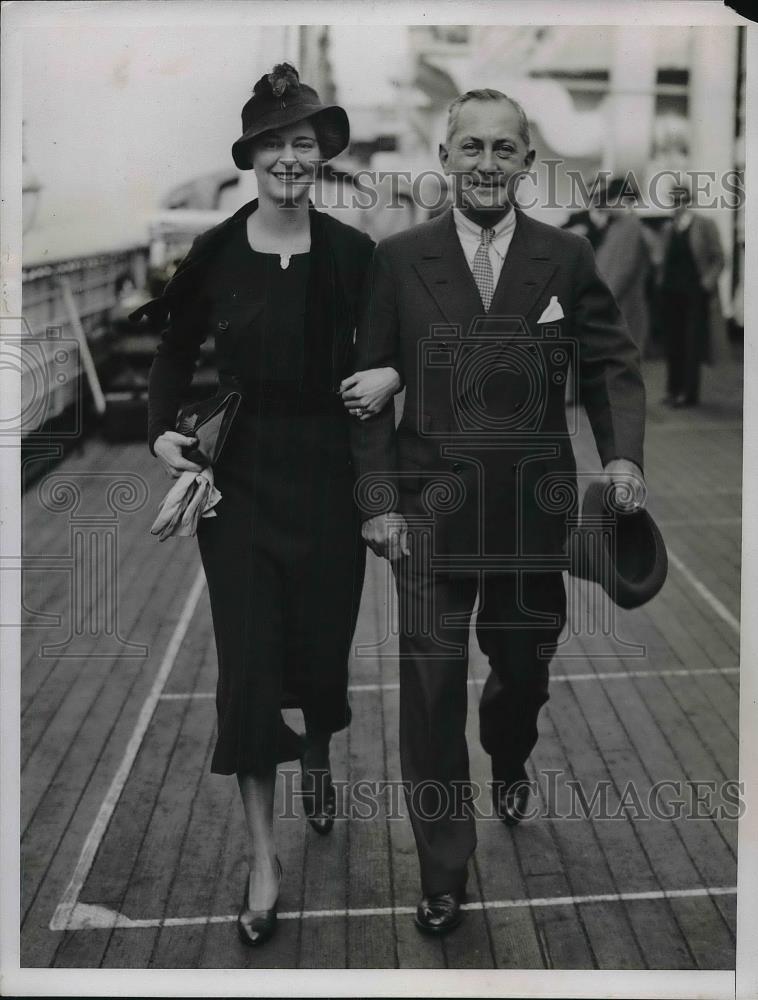 1935 Press Photo Mr. &amp; Mrs. Lawrence Wood Robert Jr. Walking On Deck - Historic Images