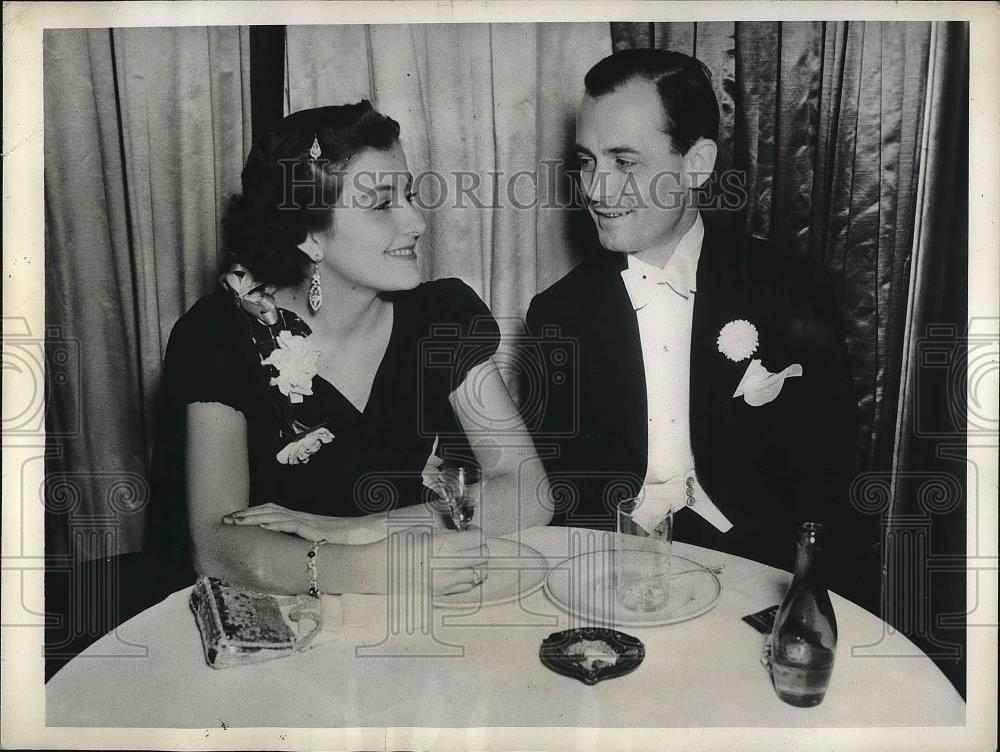 1937 Press Photo Miss Campbell, Paul Gooding in the Waldorf Astoria Sert Room - Historic Images