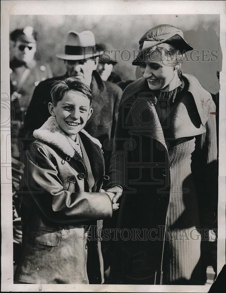 1935 Press Photo Jimmy Nelson greeted by Mrs. McHenry - Historic Images