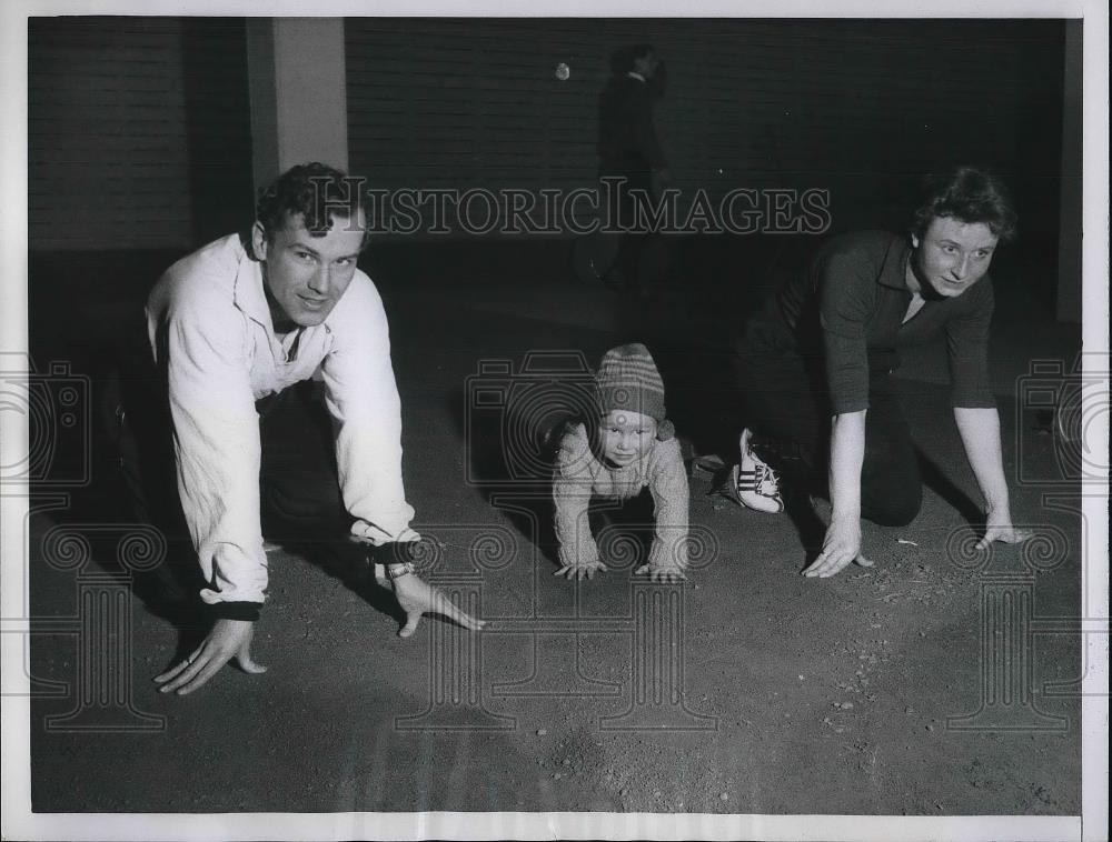 1960 Press Photo Hans Juergen Schmidt, Father Paul Schmidt of Relay Team, Mother - Historic Images