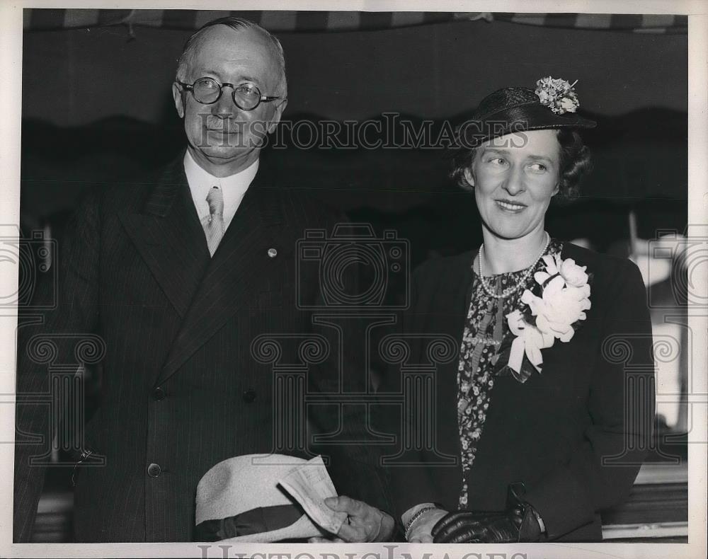 1938 Press Photo Mr and Mrs Rudolph Holst leaving for home - Historic Images