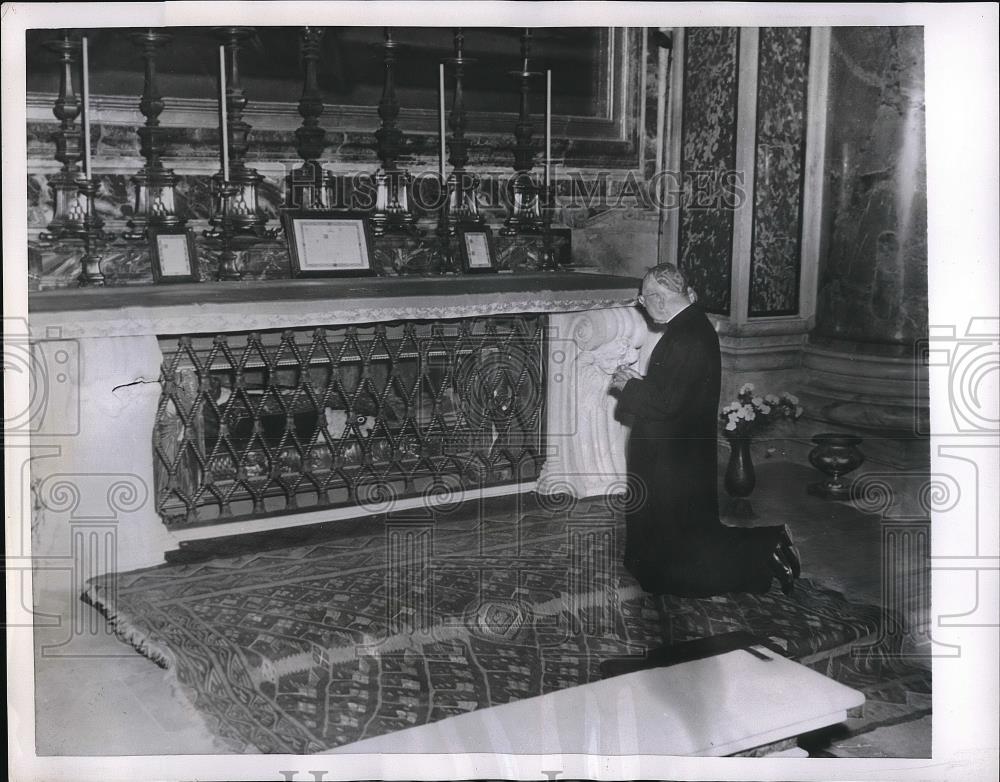 1953 Press Photo Cardinal Mooney prays at tomb of Pope Pius X - Historic Images