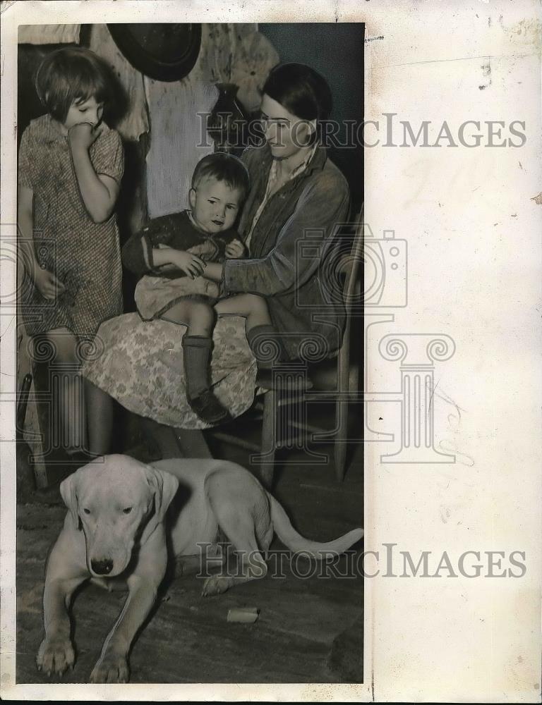 1939 Press Photo Linda Yearout w/ his 3 yr old son Dexter w/ their dog Snowball - Historic Images