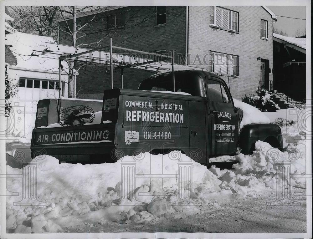 1961 Press Photo Refrigeration Truck Stuck In Snow In Palisadee Park, NJ. - Historic Images