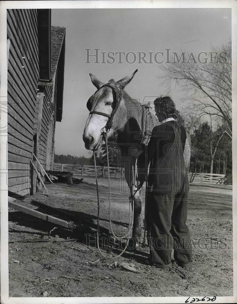 1941 Press Photo Mrs. Woodrow White &amp; Thousands of Wives Take Over Farms - Historic Images