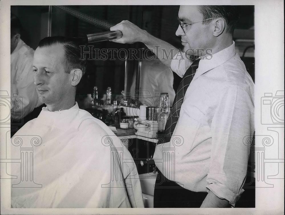 1943 Press Photo Bernard Koch cutting the hair of a customer - Historic Images