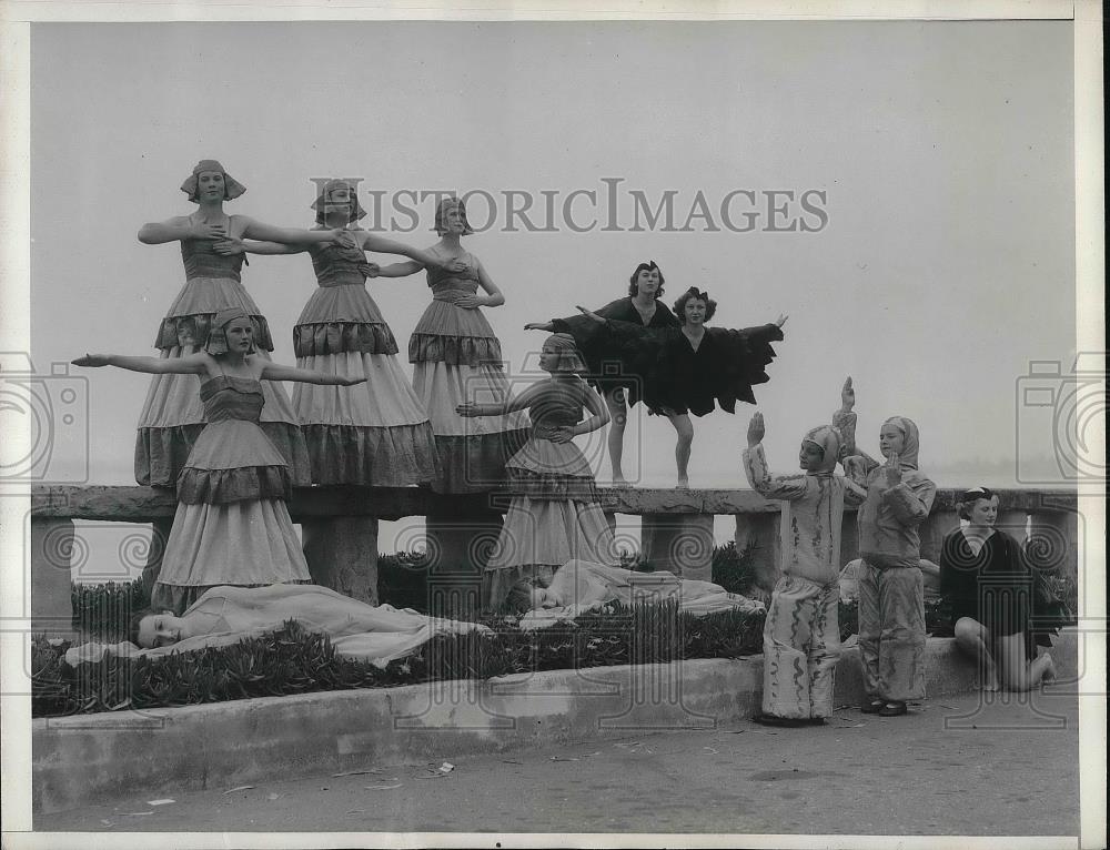 1936 Press Photo Katharine Schroeder with foreign dancers - Historic Images