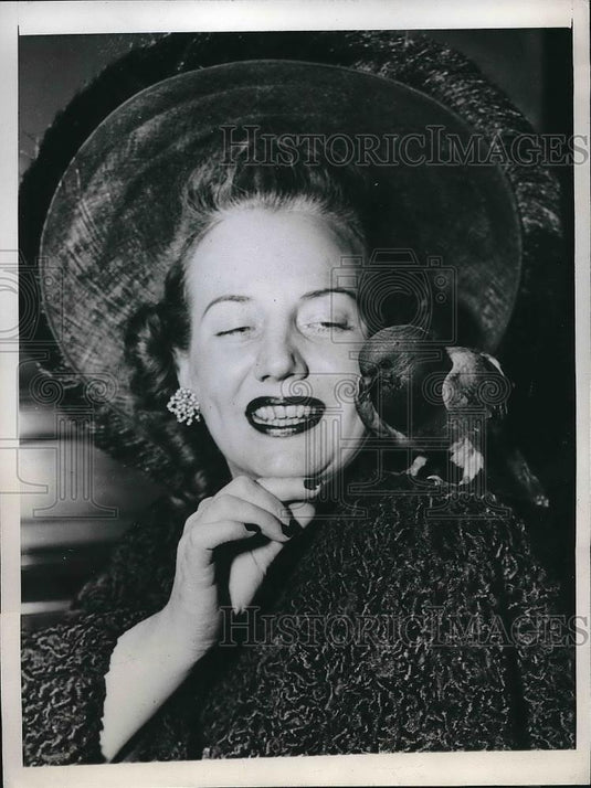 1947 Press Photo Mrs. Gloria Macy with "Butchie", a Pigeon - Historic Images