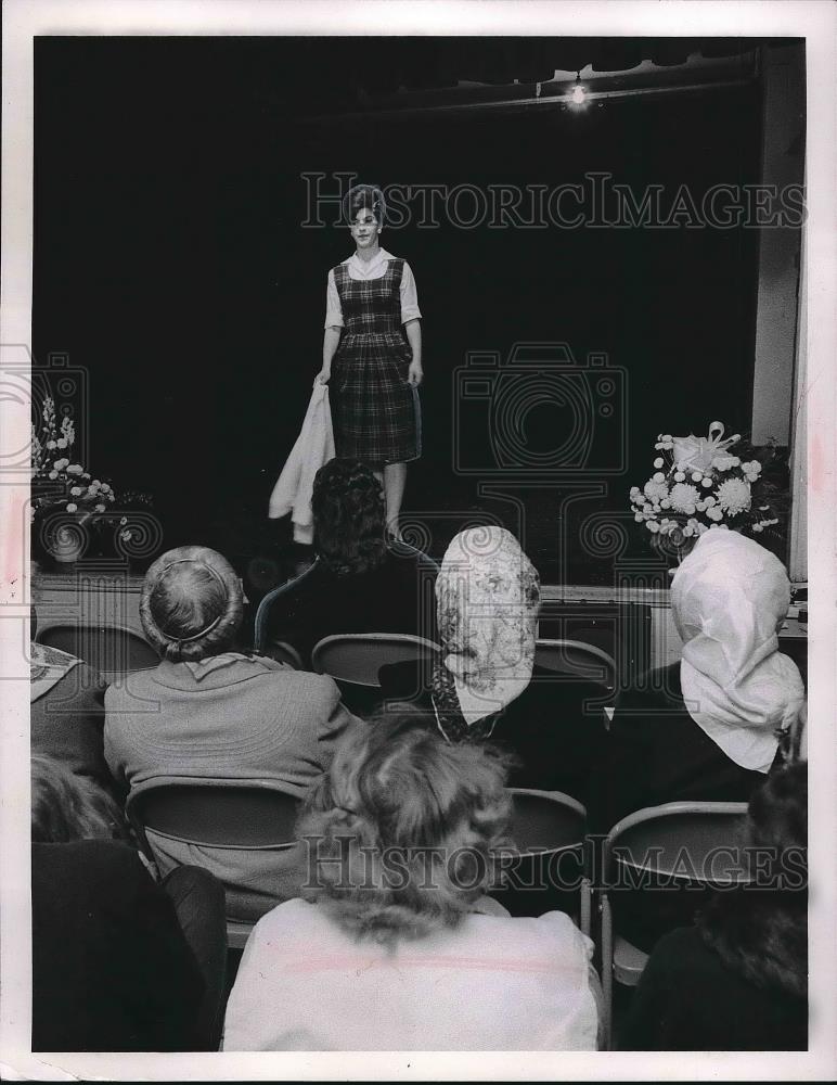 1964 Press Photo Mrs. Norman Smith models for West Side Community Fashion Show - Historic Images