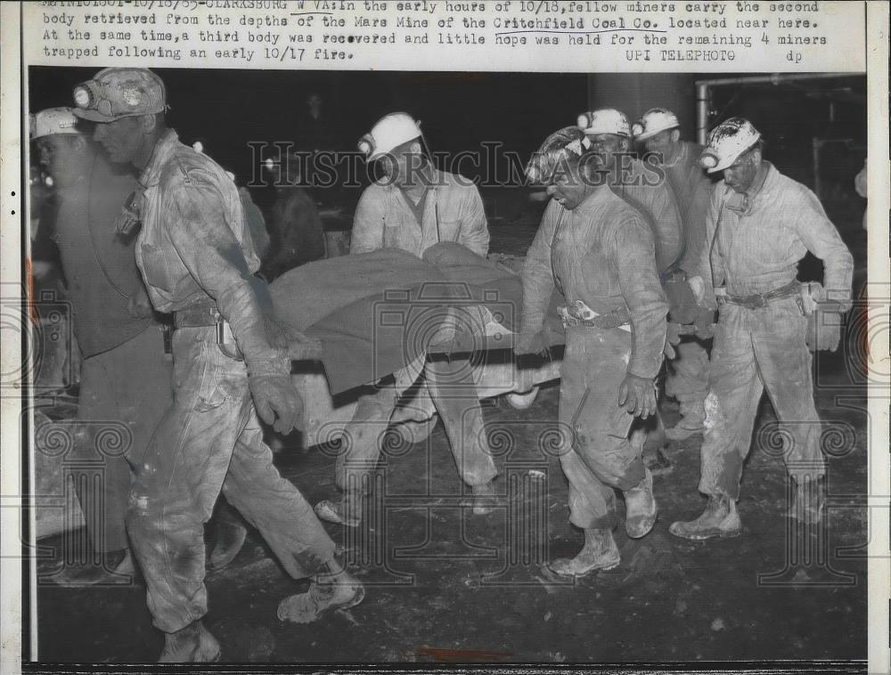 1965 Press Photo Miners carry body retrieved from the Critchfield Coal Co. - Historic Images