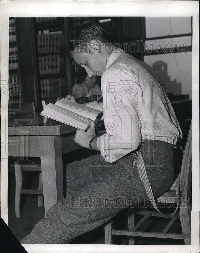 1941 Press Photo Nicholas Carella, Senior wears suspender in Univ. law library - Historic Images