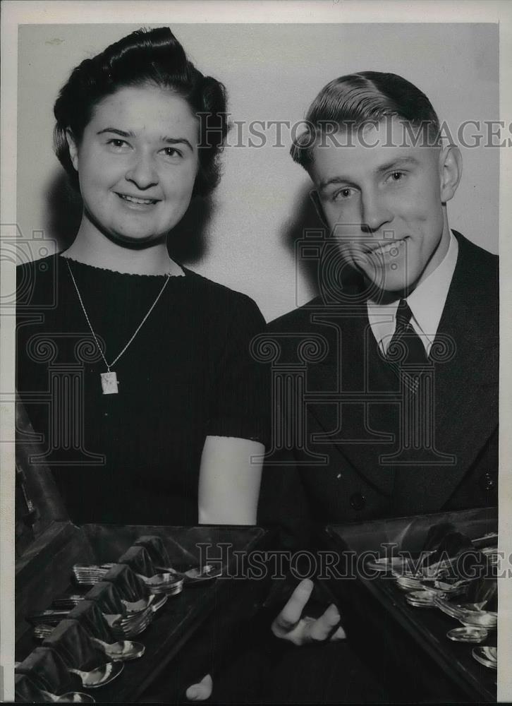 1939 Press Photo Robert Summers &amp; Dorothy Dippert Club Achievement Champions - Historic Images