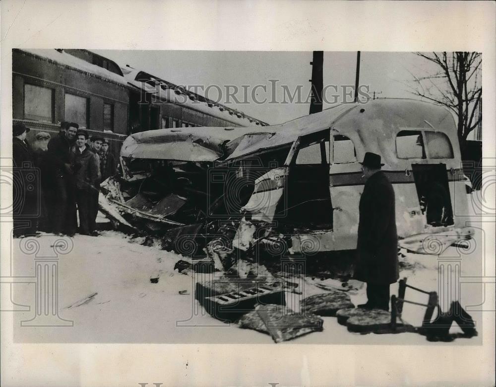 1941 Press Photo Canadian National Railroad train collided at a level crossing - Historic Images