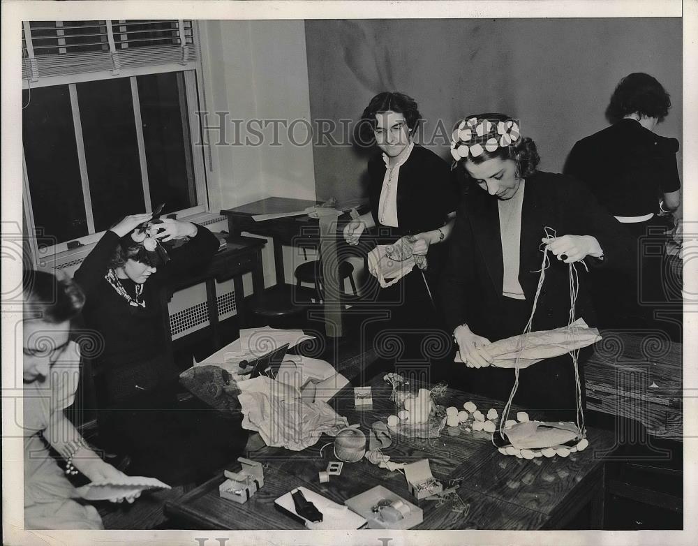 1938 Press Photo Design Student with Hat of Marshmallows - Historic Images