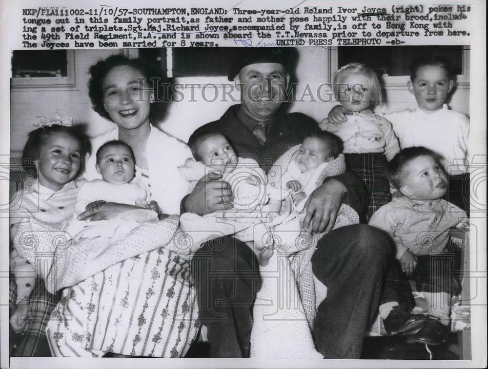 1957 Press Photo Sgt. Maj. Richard Joyce, wife, with family including triplets - Historic Images