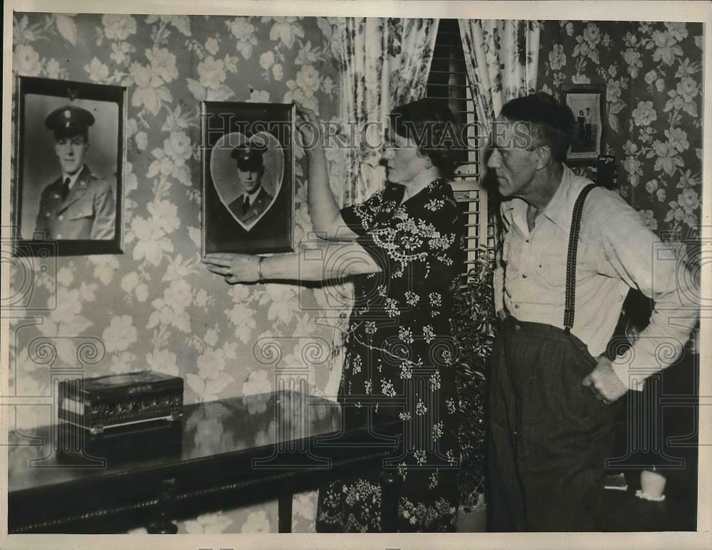 1945 Press Photo Mr. &amp; Mrs. Arhtur G. Milks with Photo of Sons Lost in Japan War - Historic Images