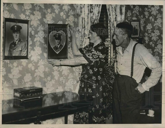 1945 Press Photo Mr. & Mrs. Arhtur G. Milks with Photo of Sons Lost in Japan War - Historic Images