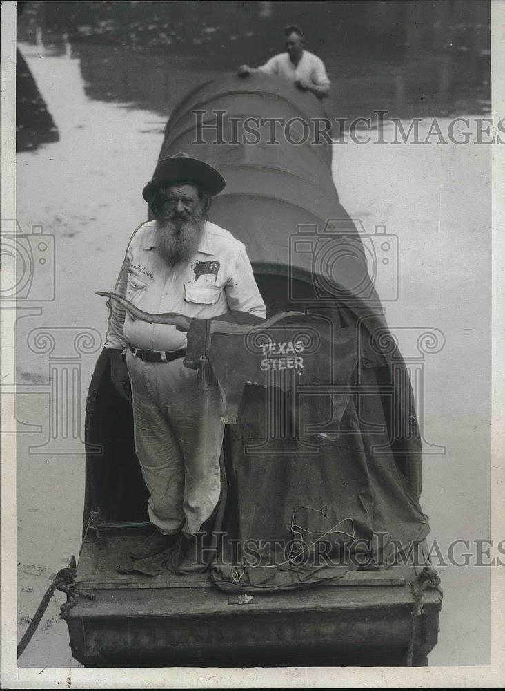 1934 Press Photo B.M. Hatfield Travels 4,500 Miles on &quot;Texas Steer&quot; Scow Boat - Historic Images