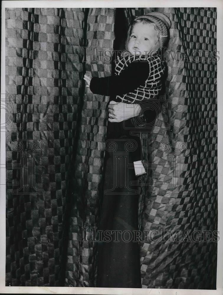 1952 Press Photo Tina Stevens while her mother Maroella Stevens casts her vote - Historic Images