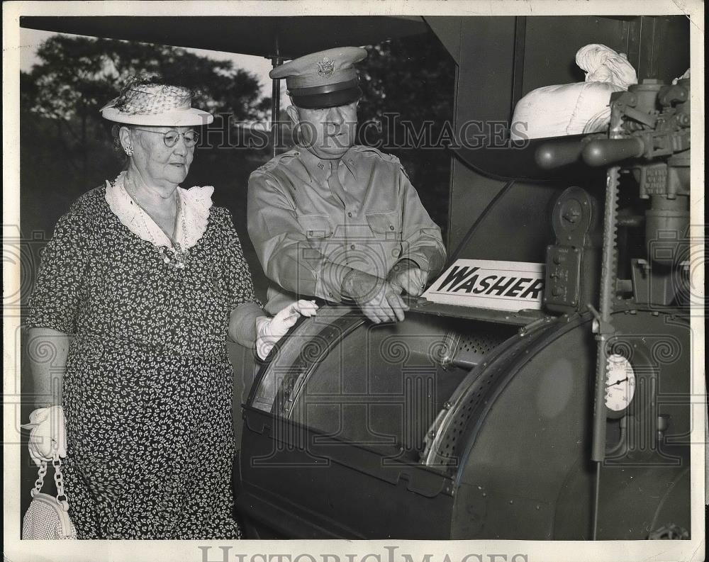 1942 Press Photo Col Robert Brady Executive Officer of the Philadelphia - Historic Images