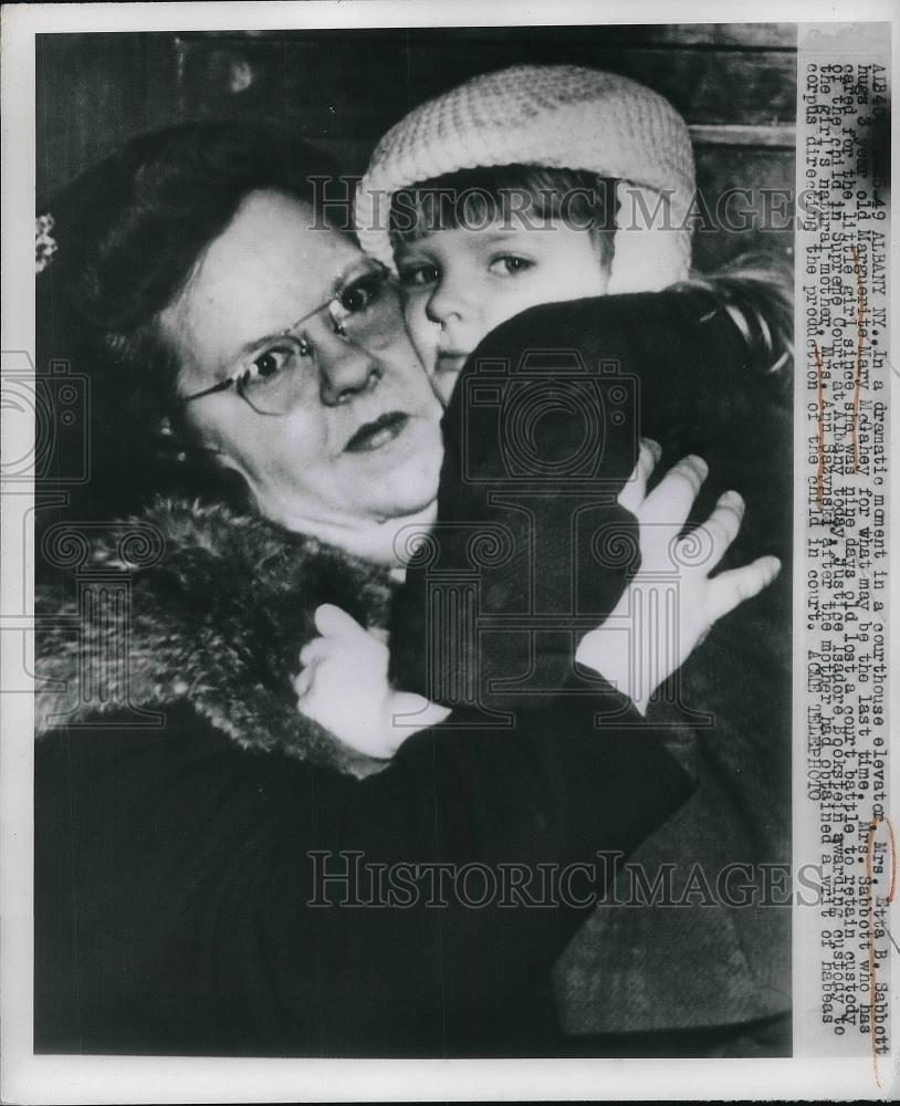 1949 Press Photo Mrs. Etta B. Sabbott &amp; Marguerita Mary McGahey At Court - Historic Images