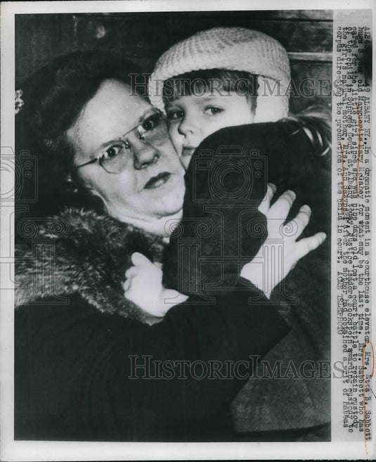 1949 Press Photo Mrs. Etta B. Sabbott & Marguerita Mary McGahey At Court - Historic Images