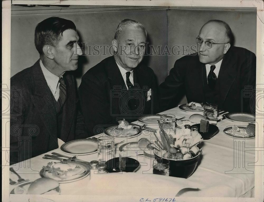 1940 Press Photo Roger Peckinpaugh w/ Alva Bradley & CC Slapnicka officials - Historic Images