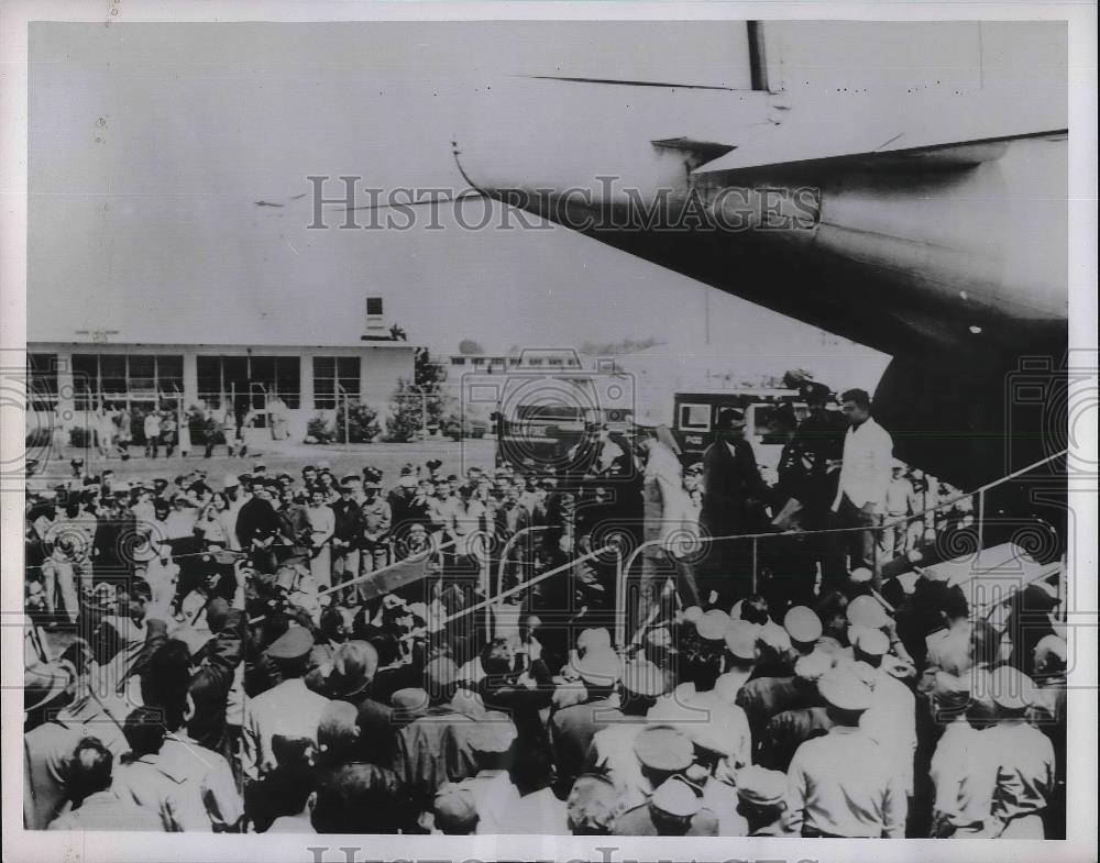1953 Press Photo first of 35 POWs returnees get off plane, Travis Air Force base - Historic Images