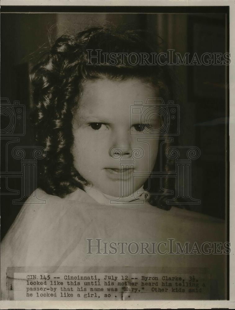 1949 Press Photo Byron Clarke having his haircut after mistaken for a girl - Historic Images