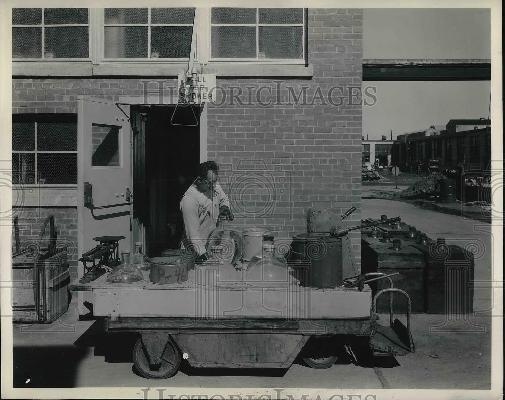 1949 Stock clerk Harry Aldi at new building Press Photo - Historic Images