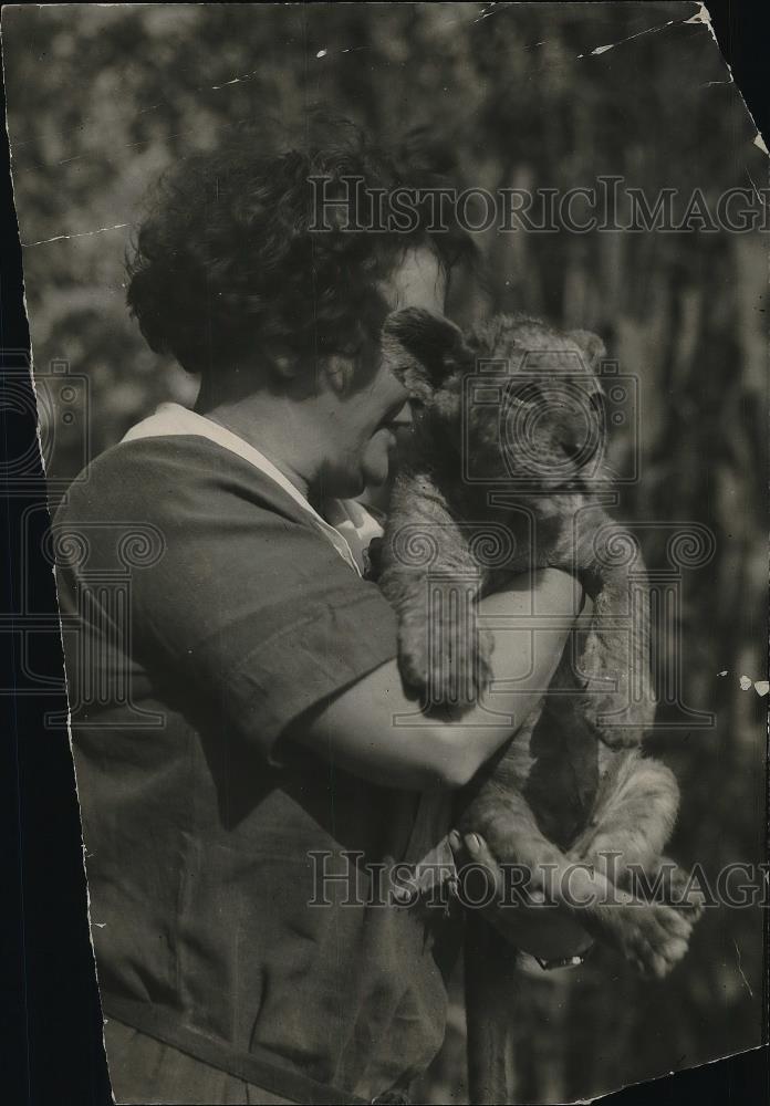 1926 Press Photo Man Holding Cub - Historic Images